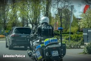 policjant jedzie na motocyklu