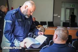 policjant rozdaje testy