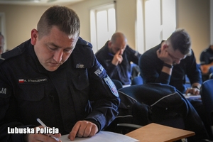 policjant rozwiązujący test wiedzy