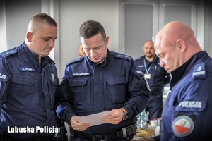 policjanci odbierają dyplom