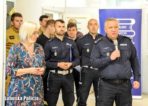 policjant mówi przez mikrofon