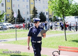 Policjant drogówki podczas oceniania przejazdu w &quot;miasteczku ruchu drogowego&quot;.