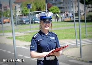 Policjantka drogówki w &quot;miasteczku ruchu drogowego&quot;.