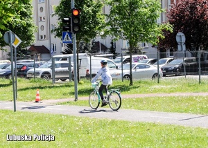 Rowerzystka jadąca drogą w &quot;miasteczku ruchu drogowego&quot;.