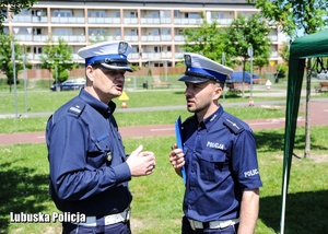 Policjanci drogówki w &quot;miasteczku ruchu drogowego&quot;.