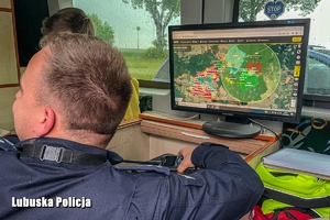 policjant przegląda mapy