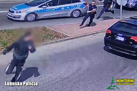 policjanci ścigają uciekającego mężczyznę