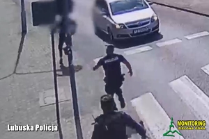 policjanci ścigają uciekającego mężczyznę