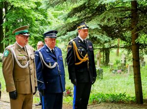 Komendanci Policji, Straży Granicznej i Państwowej Straży Pożarnej składają przed pomnikiem