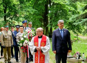 Delegacja służb mundurowych składa wieniec przy pomniku