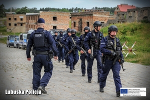 idący policjanci z oddziału prewencji