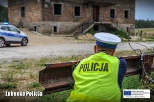 policjant celuje zza osłony