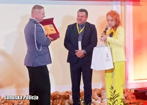 Policjant ruchu drogowego KWP w Gorzowie Wielkopolskim obiera nagrodę