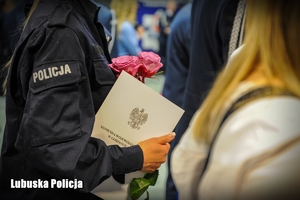 policjantka trzyma kwiaty