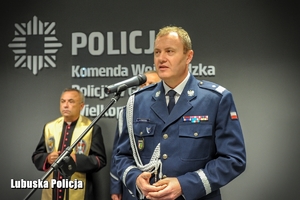 policjant przemawia z mównicy