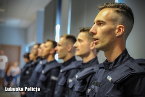 policjanci stojący w szeregu