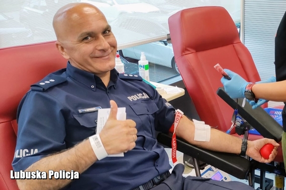 policjant oddaje krew w krwiobusie
