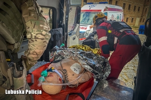 kontrterroryści i medycy transportują ranną osobę
