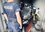 Policjant podczas oględzin motocykli.