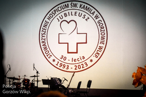 Obraz wyświetlany z projektora dotyczący 30 lecia Hospicjum Świętego Kamila w Gorzowie Wielkopolskim.