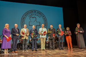 Osoby i funkcjonariusze uhonorowane podczas 30 lecia Hospicjum Świętego Kamila w Gorzowie Wielkopolskim.