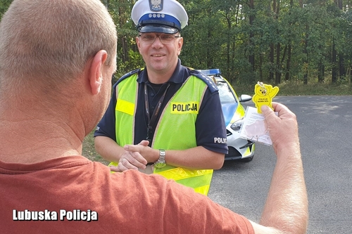 policjant rozmawia z mężczyzną