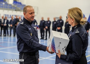 Policjantka przekazuję nagrodę dla uczestnika turnieju