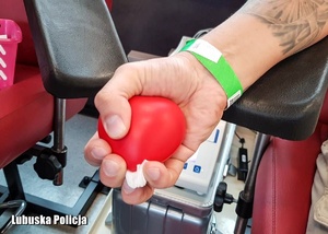 Czerwona piłka w ręce mężczyzny podczas oddawania krwi