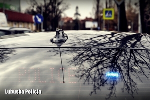 Tył nieoznakowanego radiowozu z napisem w języku angielskim POLICE.