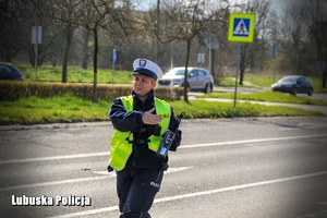 Policjantka zatrzymuje pojazd do kontroli drogowej.