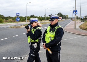 Policjanci drogówki podczas kontroli prędkości jadących pojazdów.