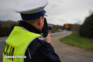 Policjant drogówki podczas kontroli prędkości jadących pojazdów.