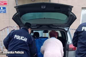policjantka i kobieta stoja przy samochodzie z otwartym bagażnikiem