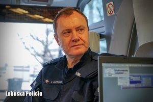 Komendant Wojewódzki Policji podczas rejestracji przed oddaniem krwi.