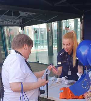 Policjantki na stoisku promocyjnym Policji