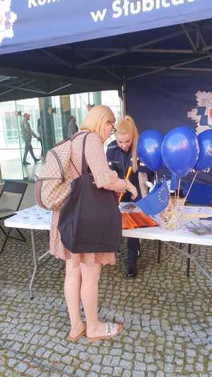 Policjantka na stoisku promocyjnym Policji