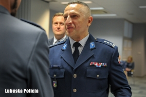inspektor Jerzy Czebreszuk wręcza wyróżnienie policjantowi