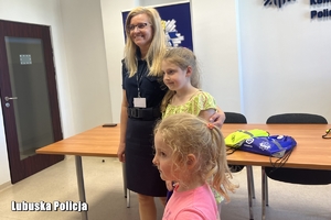 policjantka i dwie dziewczynki