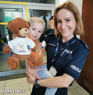 policjantka i dziecko na jej rękach