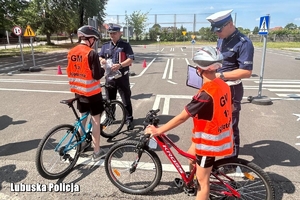 policjanci i uczniowie na rowerach