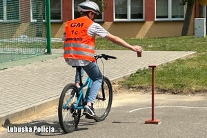 uczeń pokonuje tor rowerowy