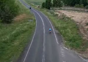 Osoba jedzie na rowerze