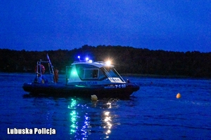 Oświetlona łódź policyjna