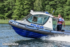 Policjanci na łodzi
