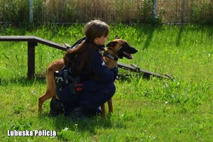 policjantka i pies policyjny