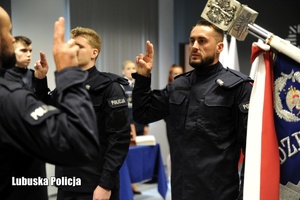 Policjanci składający ślubowanie