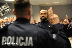 Policjanci składający ślubowanie