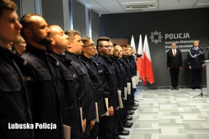 Policjanci ślubujący z kartami ślubowania