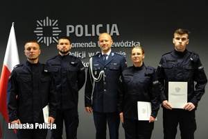 Komendant Policji z ślubującymi policjantami