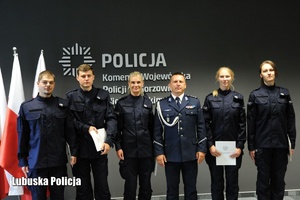 Komendant Policji z ślubującymi policjantami